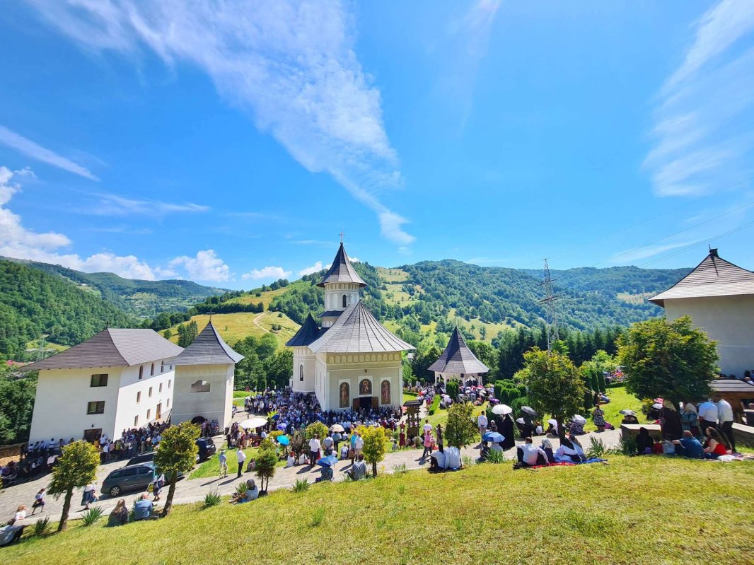 Hramul Mănăstirii „Sfinţii Apostoli Petru și Pavel” de la Rebra‑Parva 301357