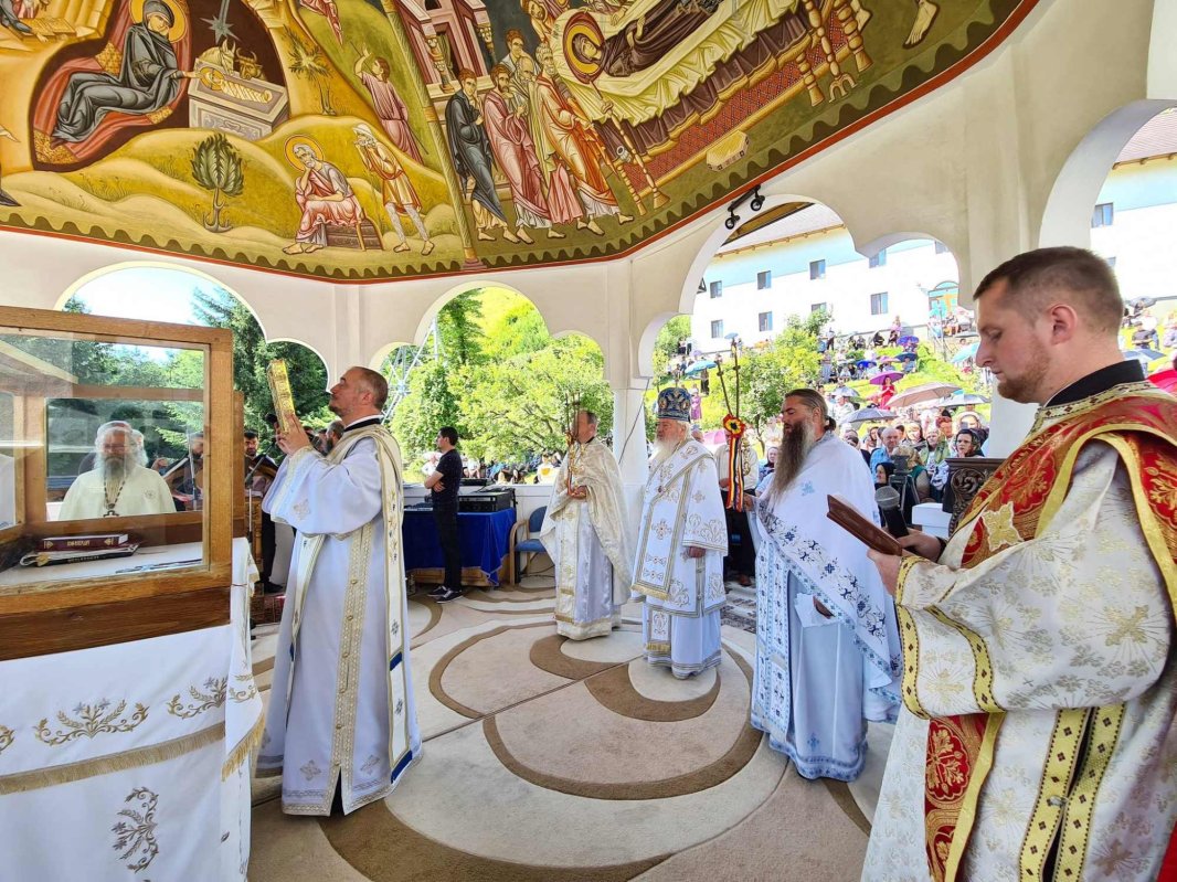 Hramul Mănăstirii „Sfinţii Apostoli Petru și Pavel” de la Rebra‑Parva 301358