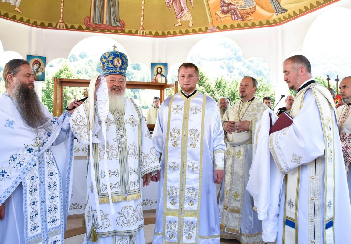 Hramul Mănăstirii „Sfinţii Apostoli Petru și Pavel” de la Rebra‑Parva 301359