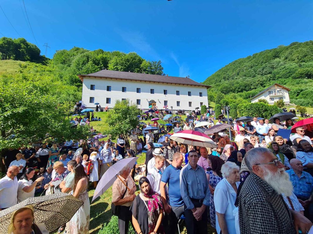 Hramul Mănăstirii „Sfinţii Apostoli Petru și Pavel” de la Rebra‑Parva 301360