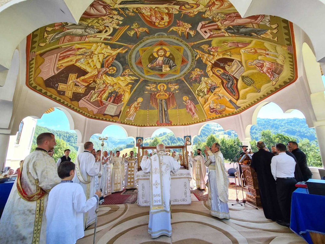 Hramul Mănăstirii „Sfinţii Apostoli Petru și Pavel” de la Rebra‑Parva 301361