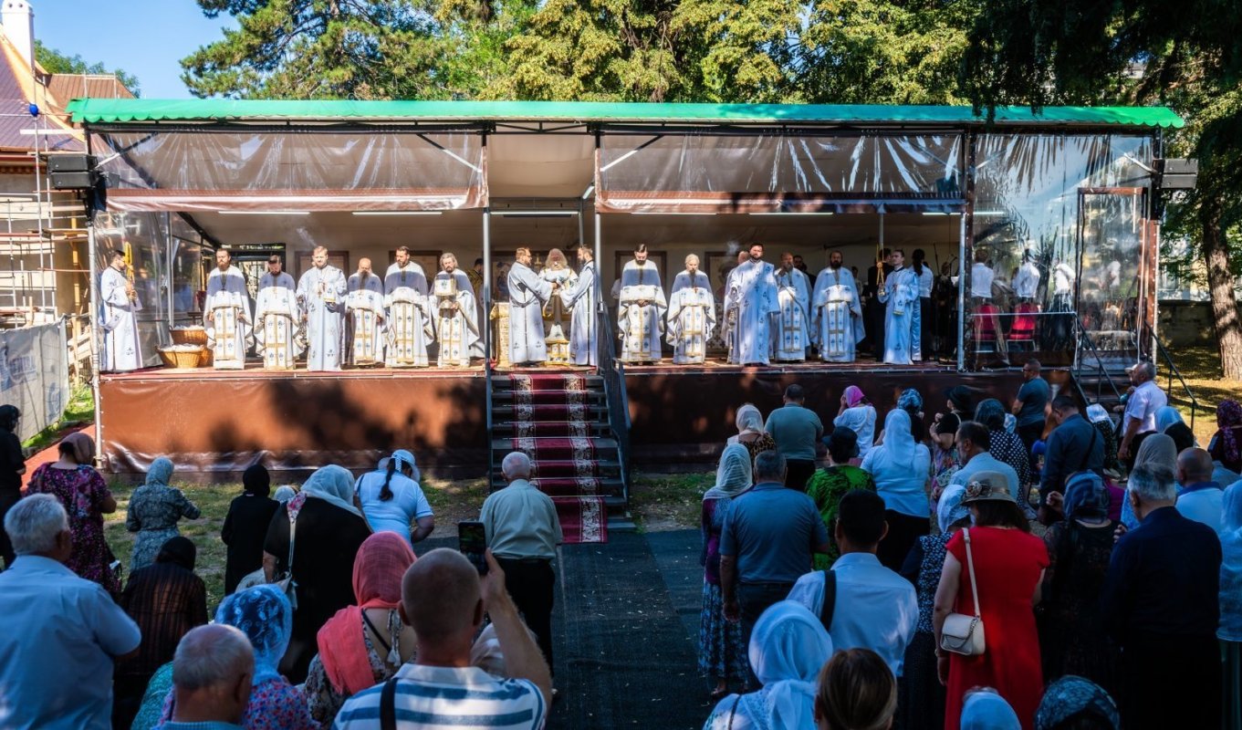 Liturghie arhierească la Catedrala Arhiepiscopală din Suceava 301370