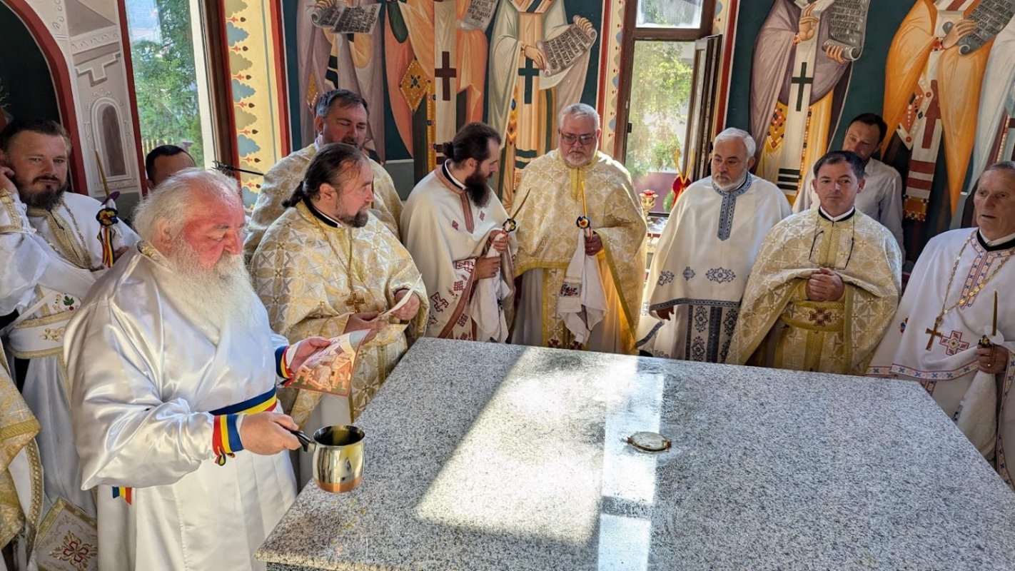 Târnosirea bisericii din localitatea bănățeană Sânpetru Mare 301366