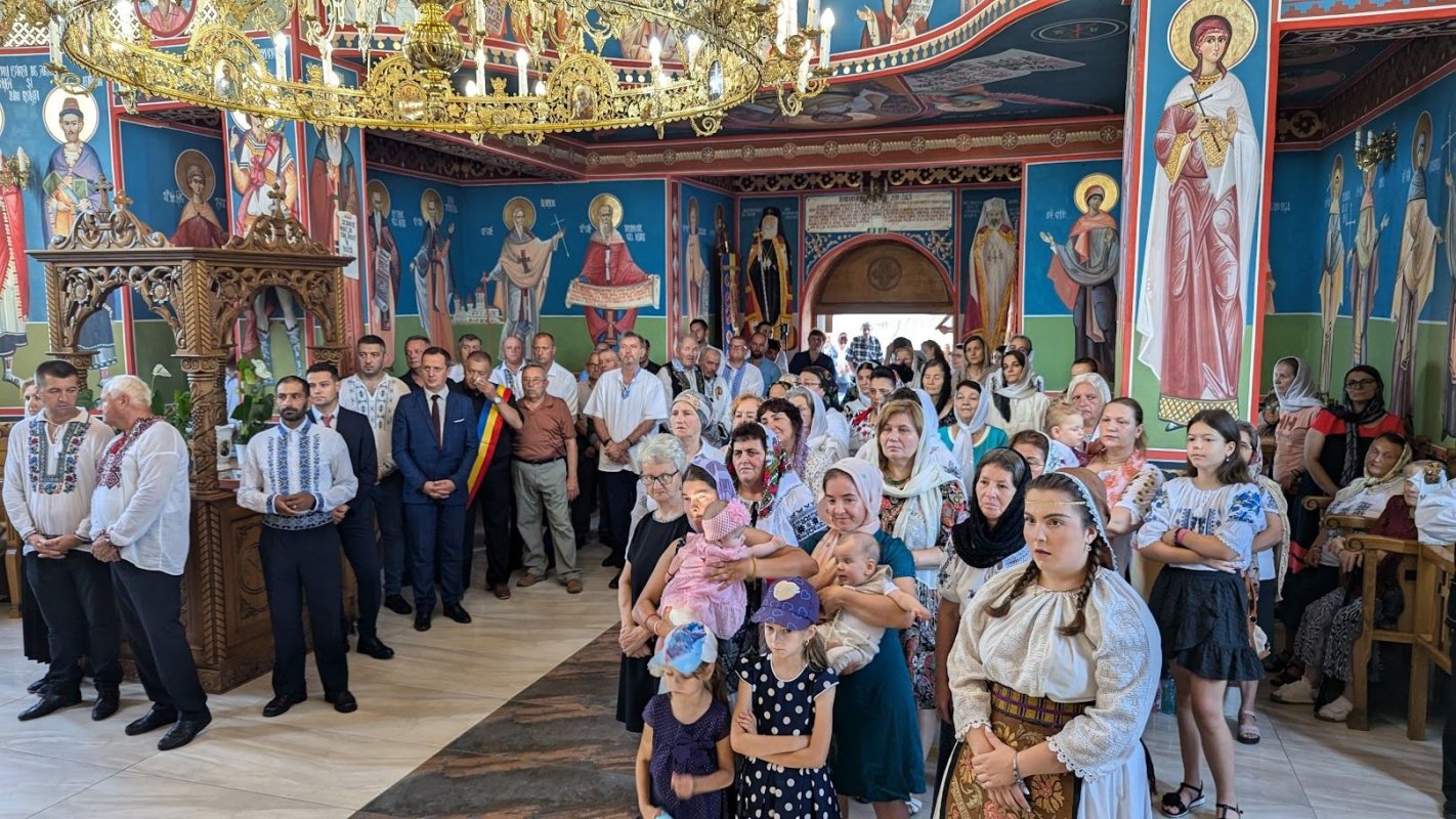 Târnosirea bisericii din localitatea bănățeană Sânpetru Mare 301367