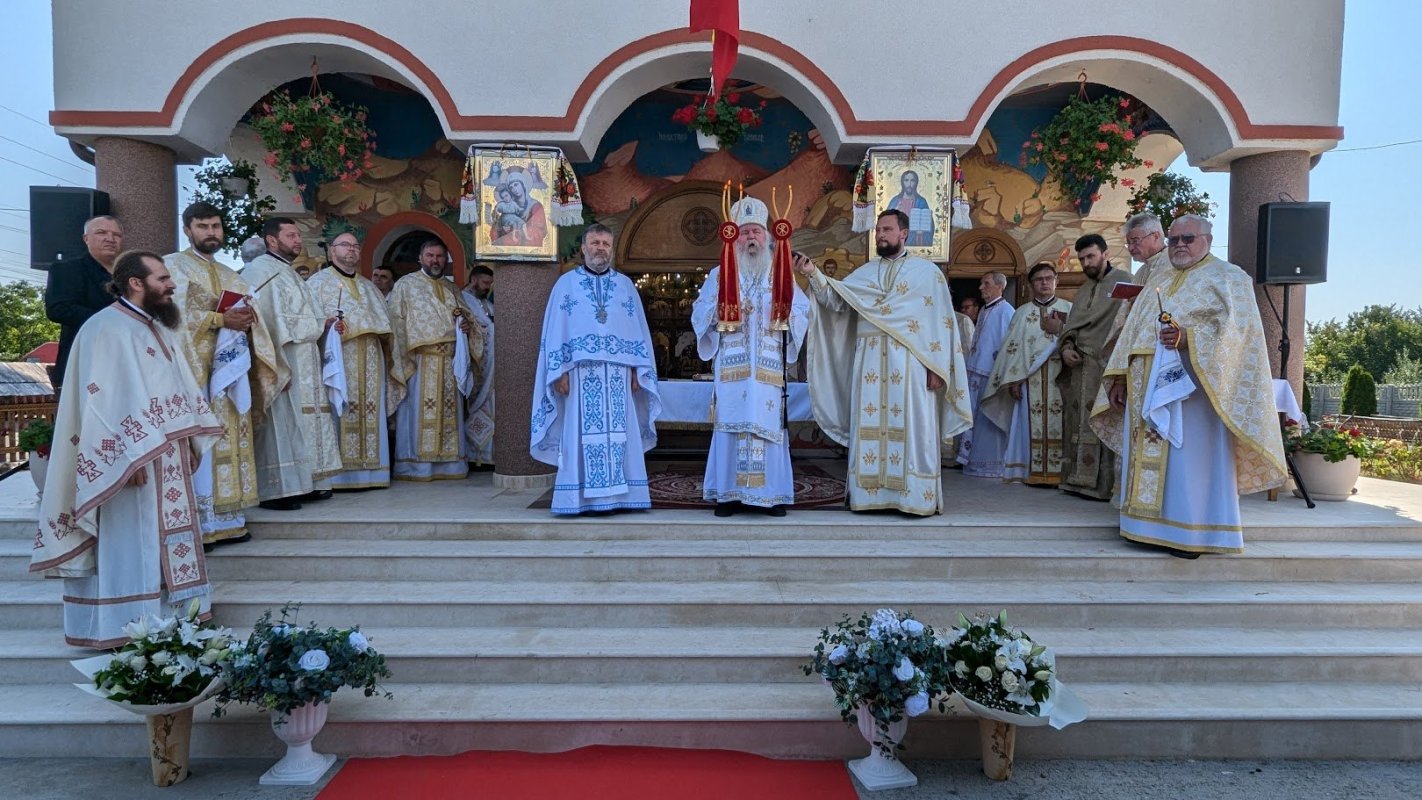 Târnosirea bisericii din localitatea bănățeană Sânpetru Mare 301368