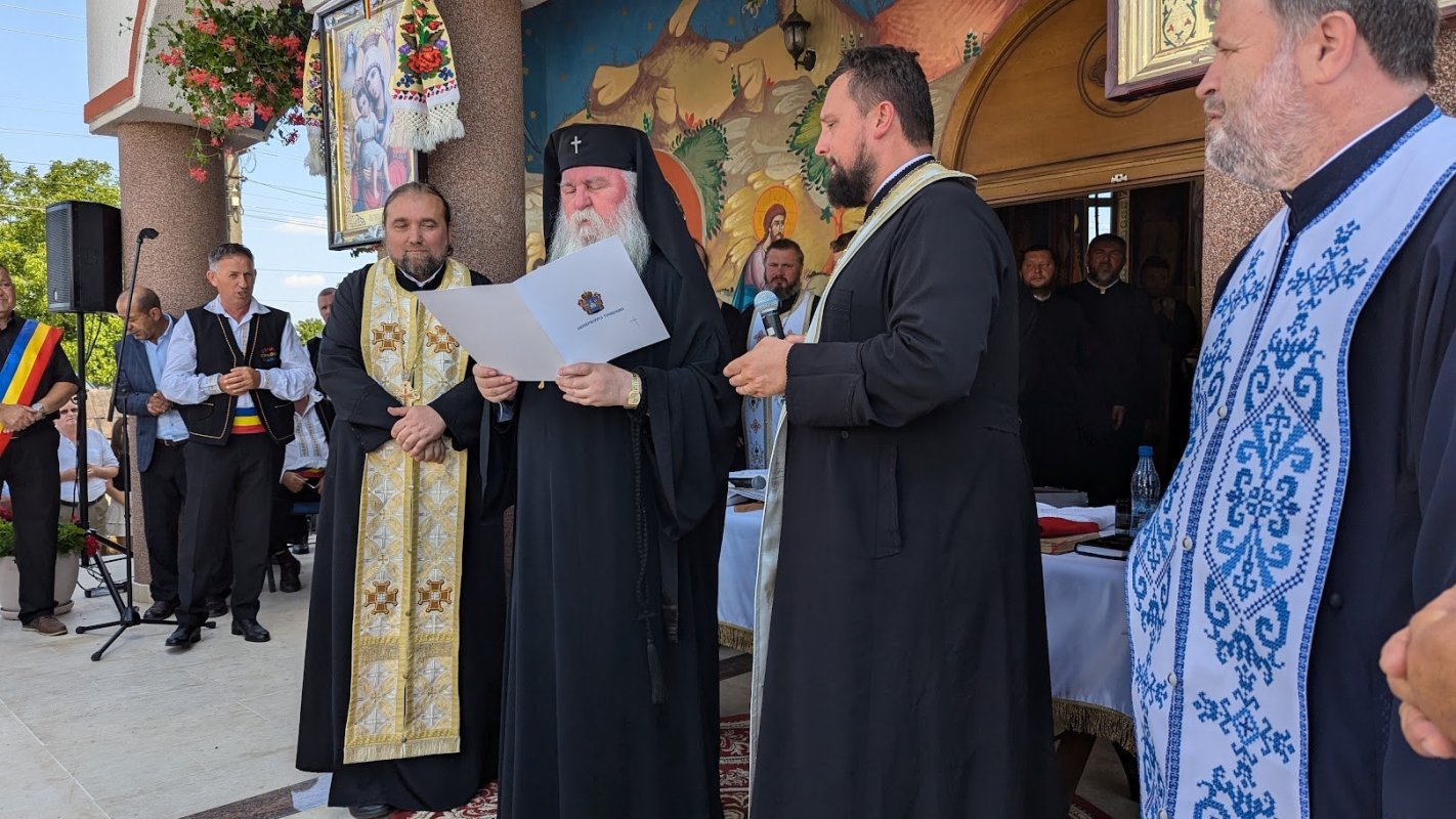 Târnosirea bisericii din localitatea bănățeană Sânpetru Mare 301369