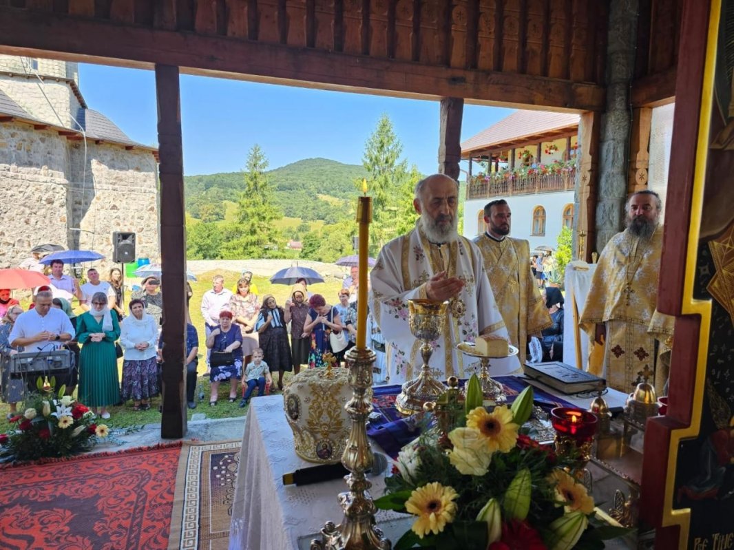 Sărbătoare la Mănăstirea „Toți Sfinții” de la Cașva, judeţul Mureş 301465