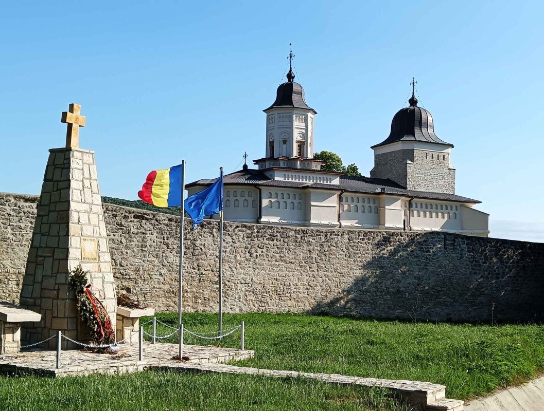 Mănăstirea renăscută din Codrii Iaşilor 301547