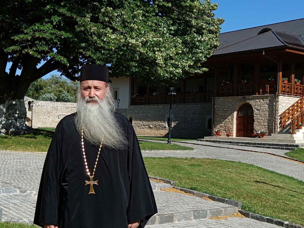 Mănăstirea renăscută din Codrii Iaşilor 301558