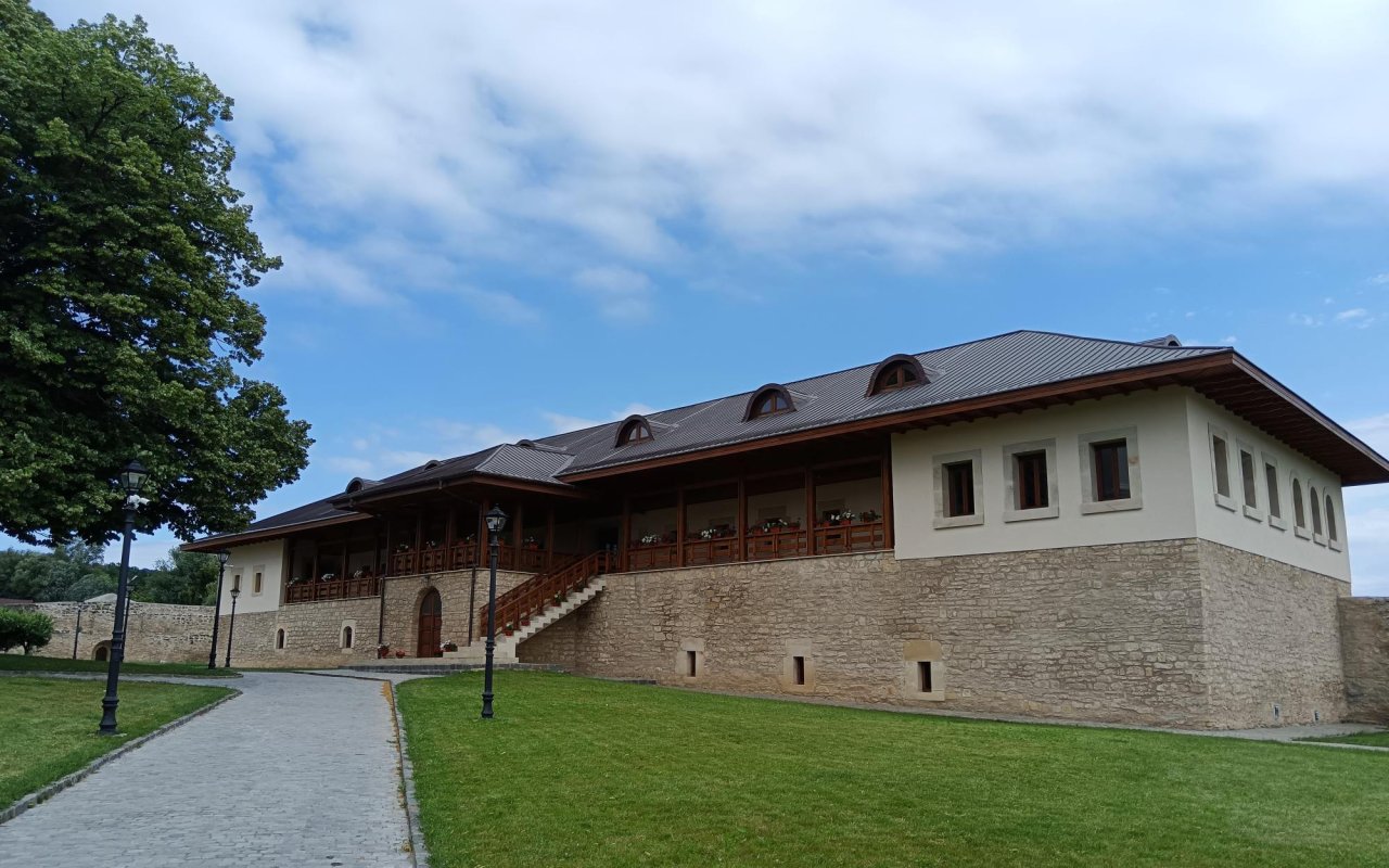 Mănăstirea renăscută din Codrii Iaşilor 301559