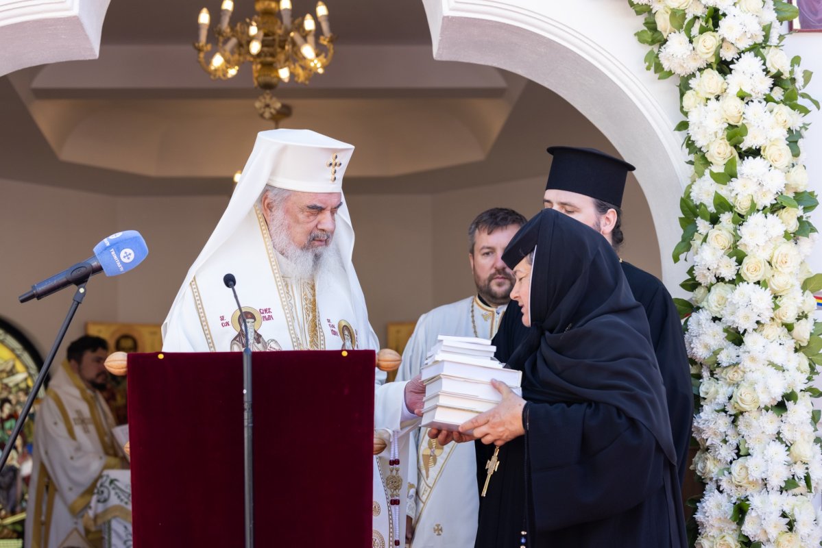 Bucuria tinerilor și comuniunea Sfinților Români la Mănăstirea Ghighiu 302014