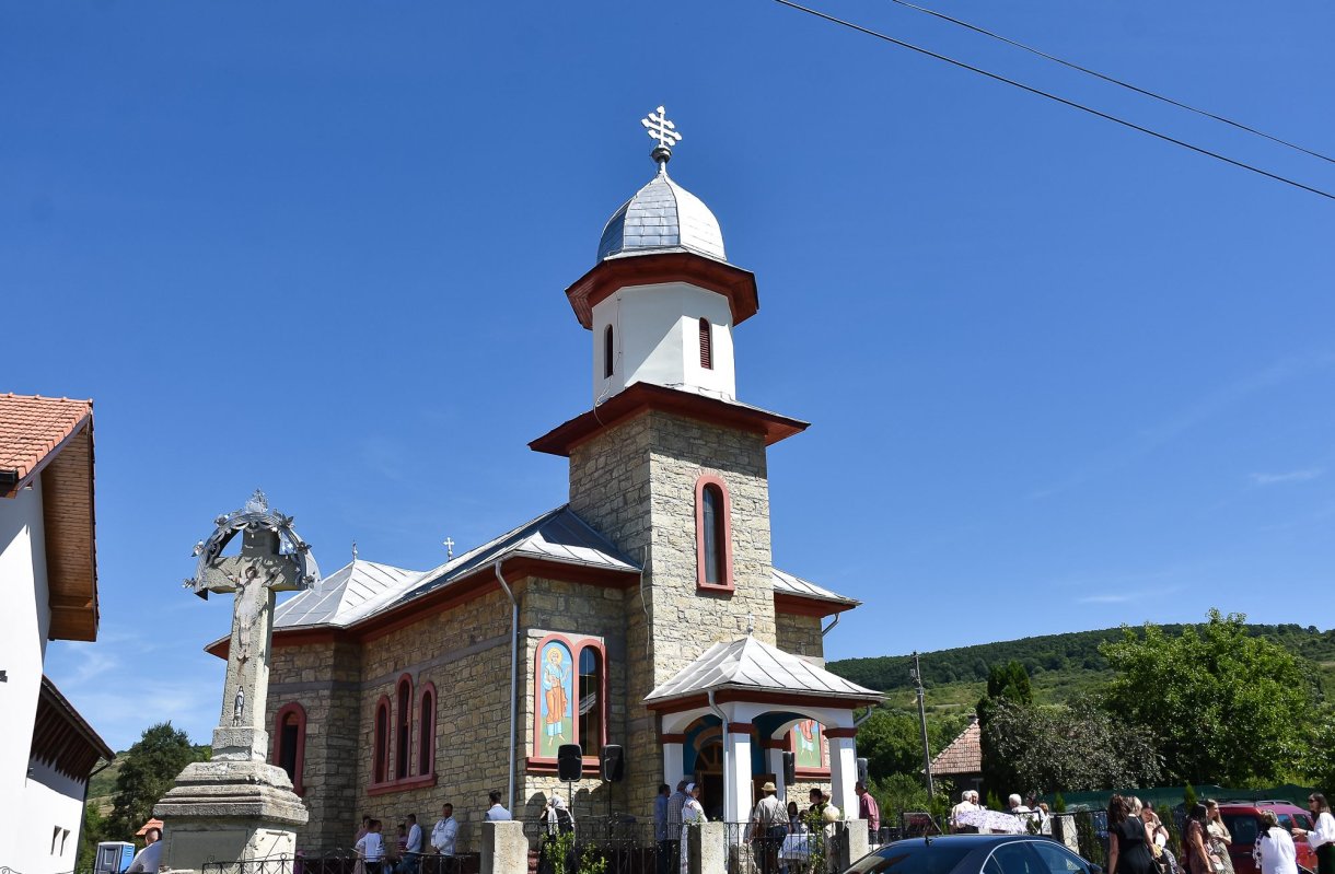 Resfințirea Bisericii „Sfinţii Apostoli Petru și Pavel” din Tiocu de Jos 302130