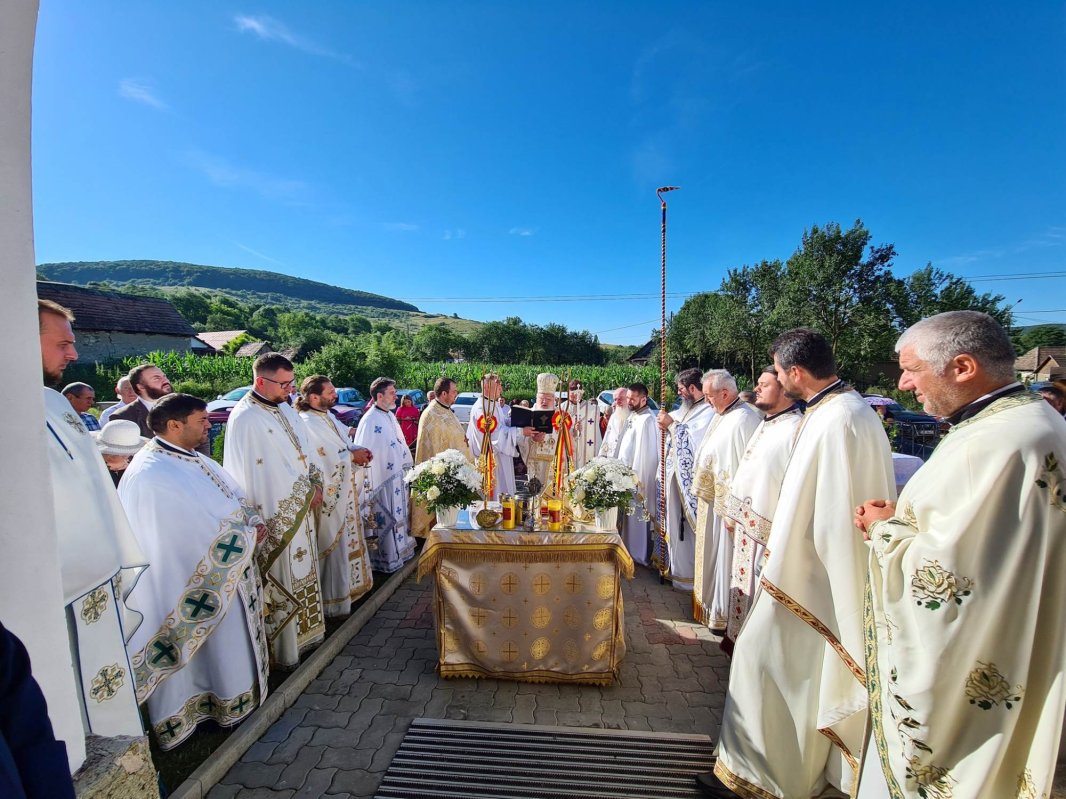Resfințirea Bisericii „Sfinţii Apostoli Petru și Pavel” din Tiocu de Jos 302131