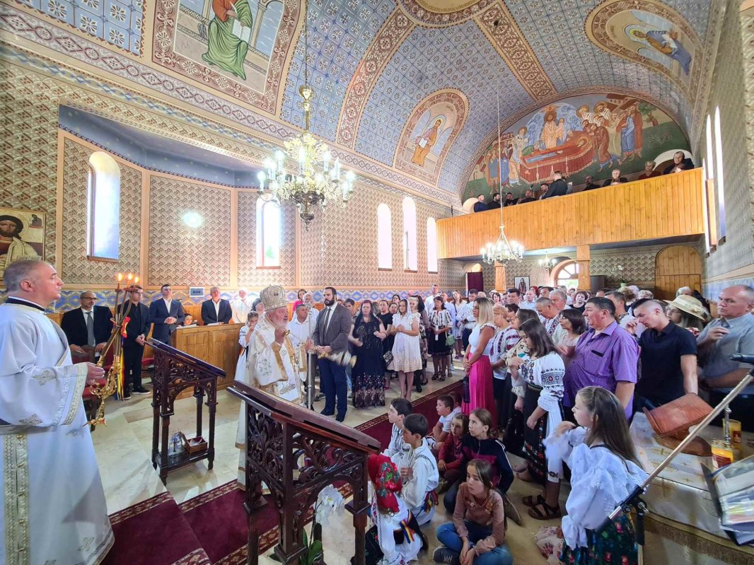 Resfințirea Bisericii „Sfinţii Apostoli Petru și Pavel” din Tiocu de Jos 302135