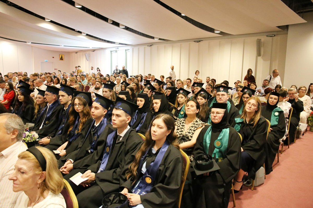 Absolvenții Facultății de Teologie Ortodoxă din Iași au depus jurământul de credință 302266