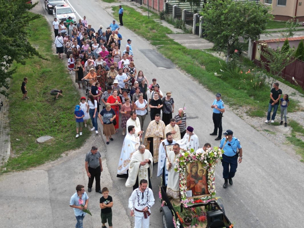 Procesiune tradiţională în Parohia Cocorăştii Grind din judeţul Prahova 302319