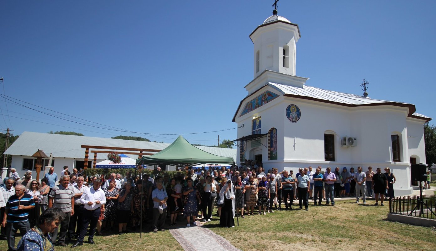 Resfințire și Liturghie arhierească în Parohia Obârșia, Gorj 302293