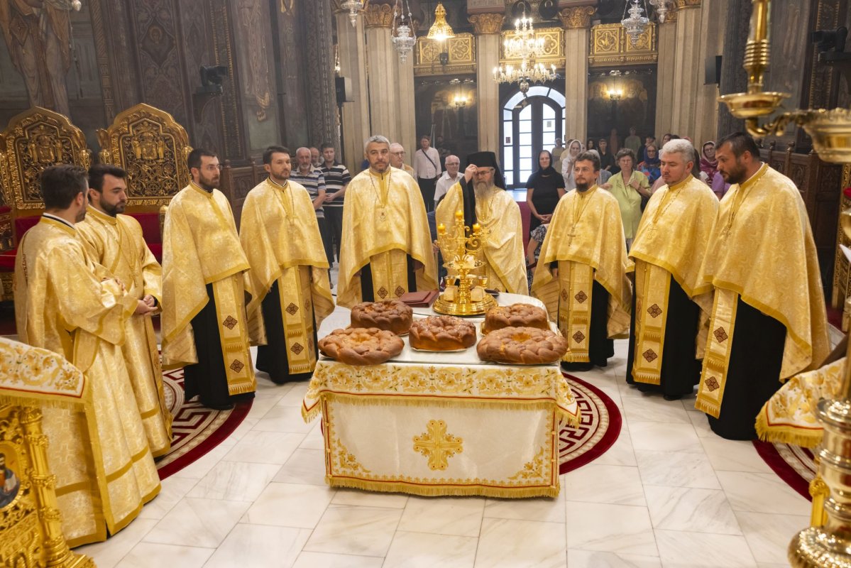 Continuă slujbele închinate evenimentului aniversar al Catedralei Patriarhale 302467
