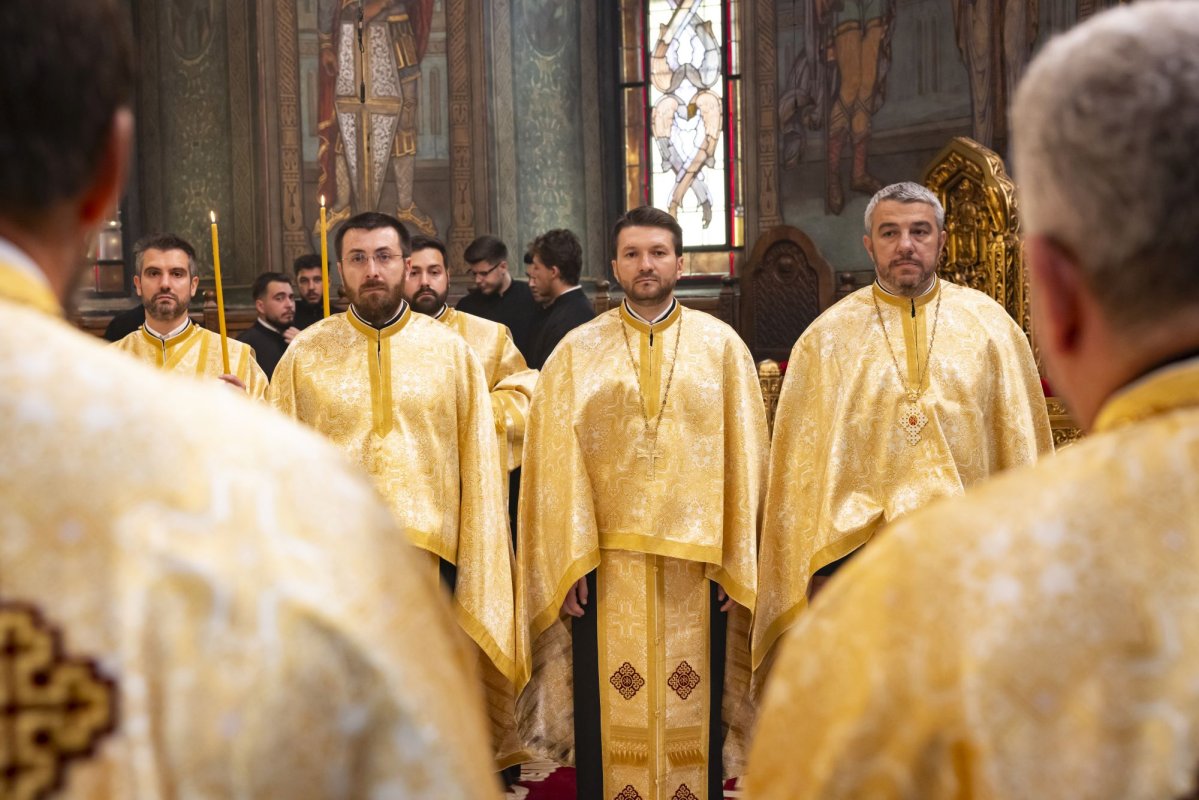 Continuă slujbele închinate evenimentului aniversar al Catedralei Patriarhale 302473