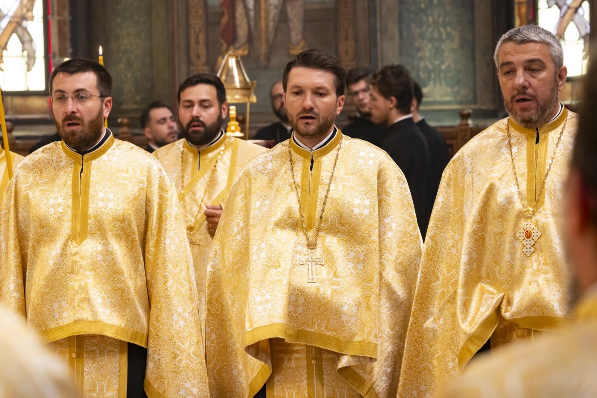 Continuă slujbele închinate evenimentului aniversar al Catedralei Patriarhale 302475