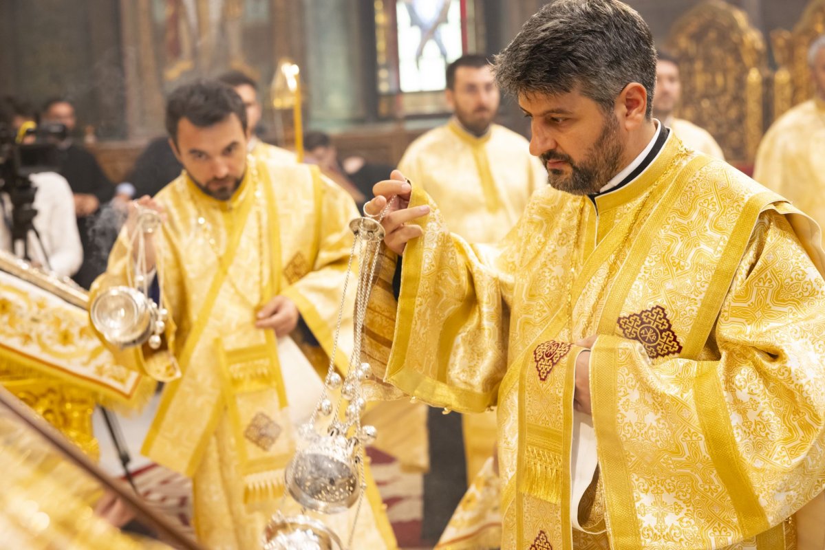 Continuă slujbele închinate evenimentului aniversar al Catedralei Patriarhale 302497