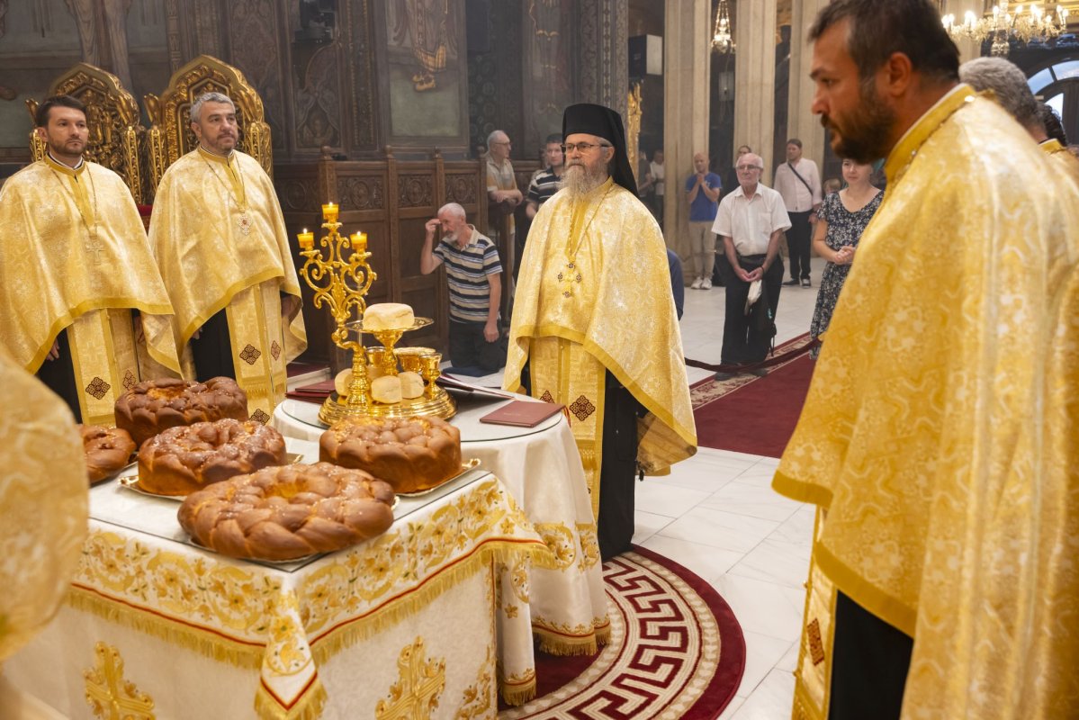 Continuă slujbele închinate evenimentului aniversar al Catedralei Patriarhale 302499