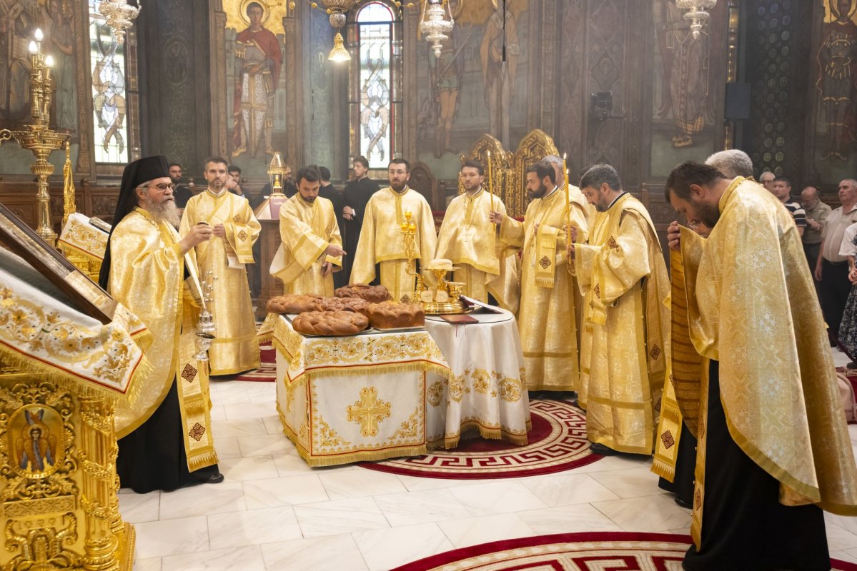 Continuă slujbele închinate evenimentului aniversar al Catedralei Patriarhale 302515