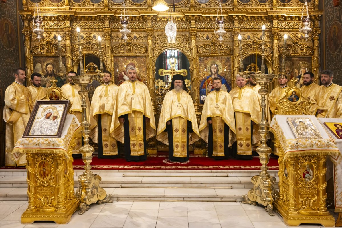 Continuă slujbele închinate evenimentului aniversar al Catedralei Patriarhale 302518