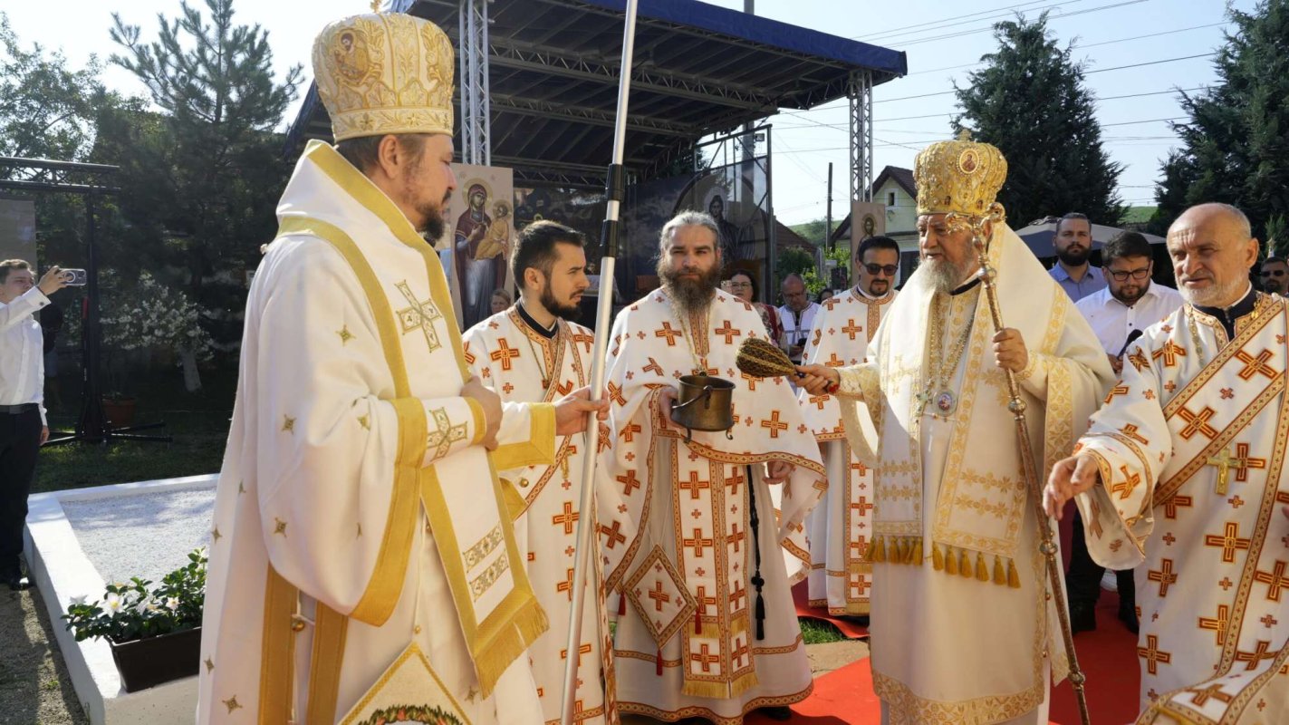 Doi arhierei au sfințit biserica din Hamba, județul Sibiu 303289