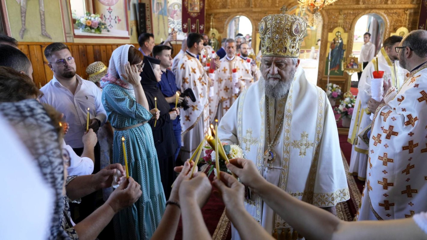 Doi arhierei au sfințit biserica din Hamba, județul Sibiu 303292