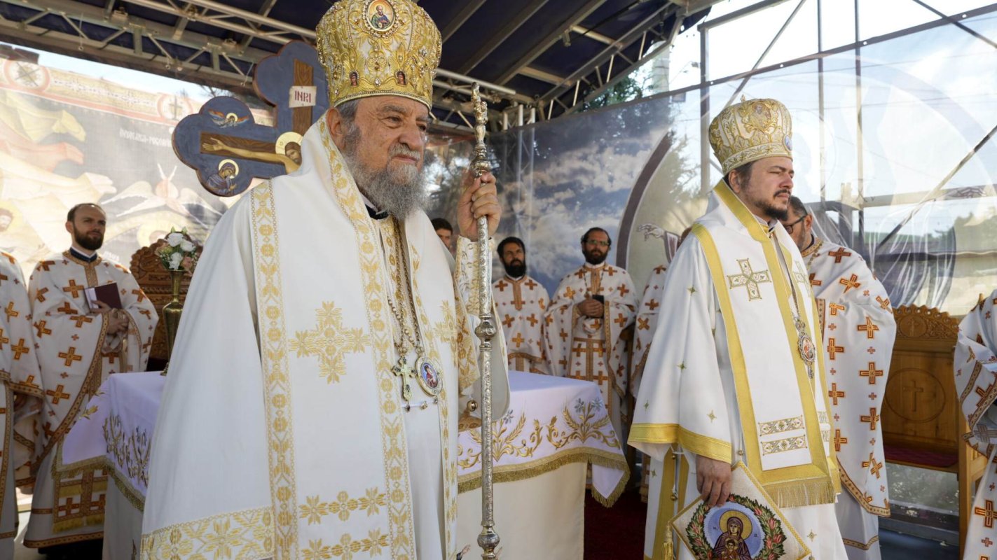 Doi arhierei au sfințit biserica din Hamba, județul Sibiu 303293