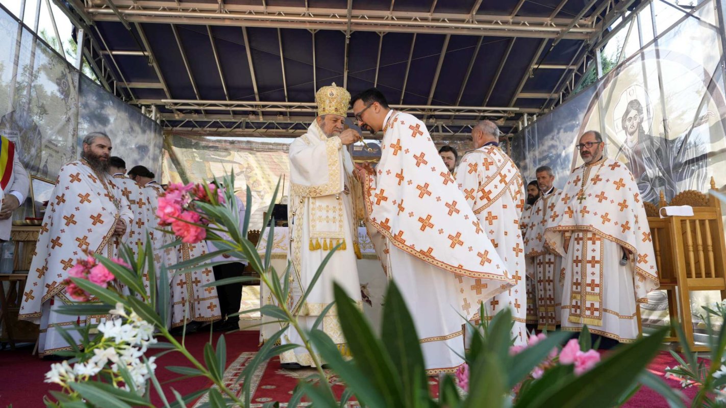 Doi arhierei au sfințit biserica din Hamba, județul Sibiu 303294