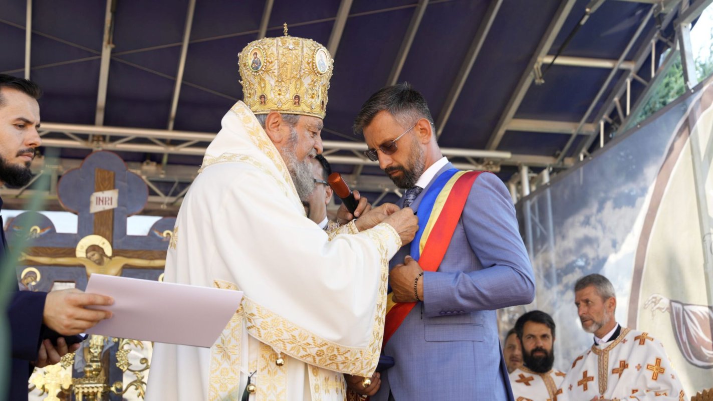 Doi arhierei au sfințit biserica din Hamba, județul Sibiu 303295