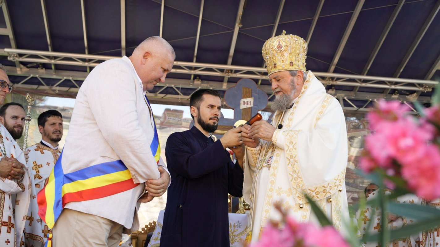 Doi arhierei au sfințit biserica din Hamba, județul Sibiu 303296