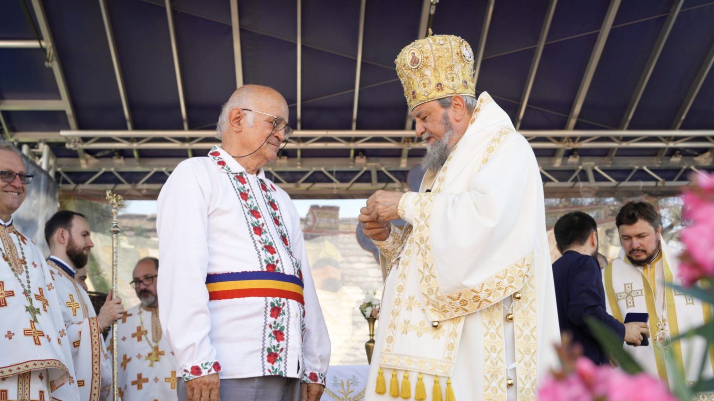 Doi arhierei au sfințit biserica din Hamba, județul Sibiu 303297