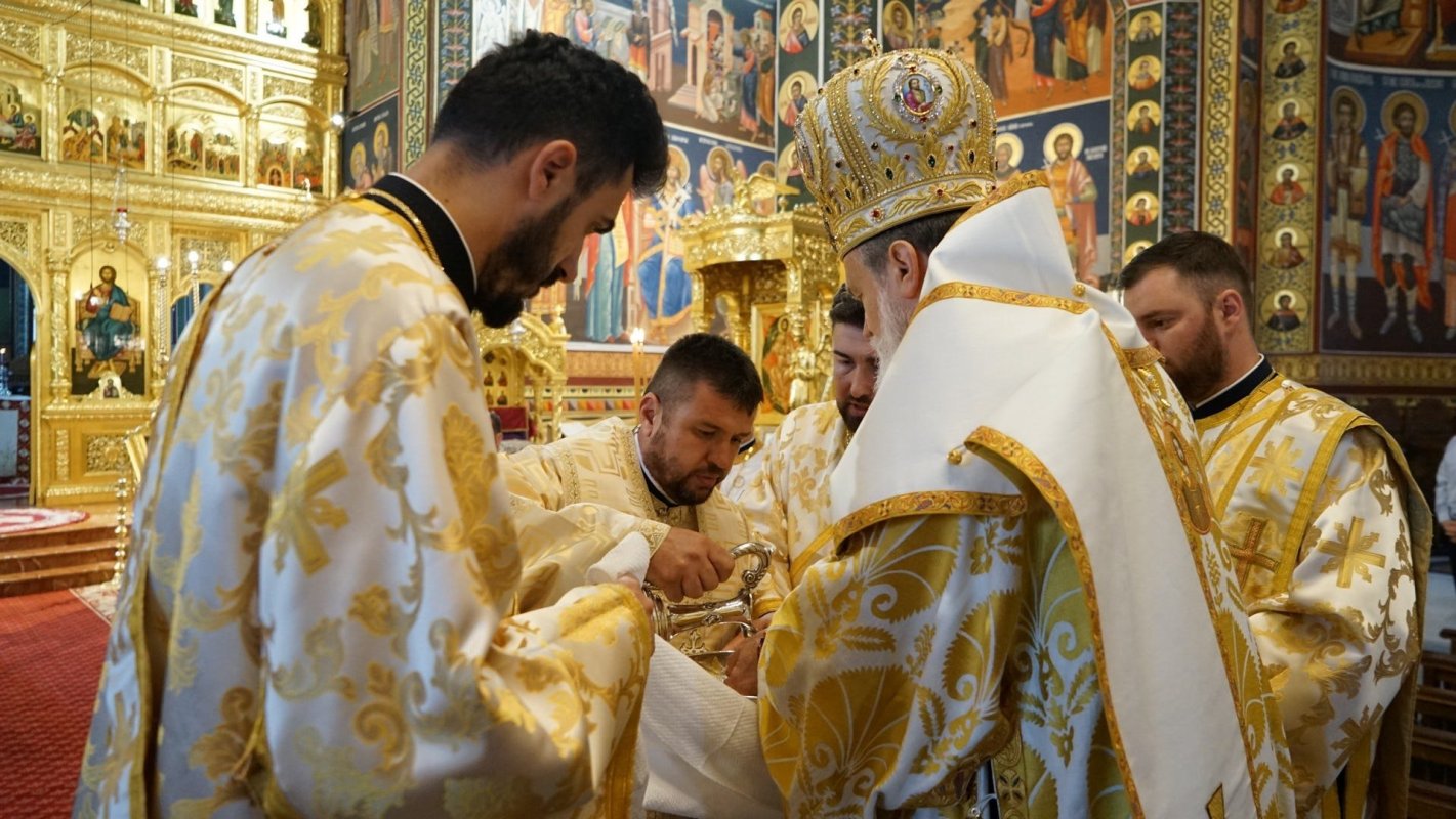 Hirotonie la Catedrala Episcopală din Slobozia 303318