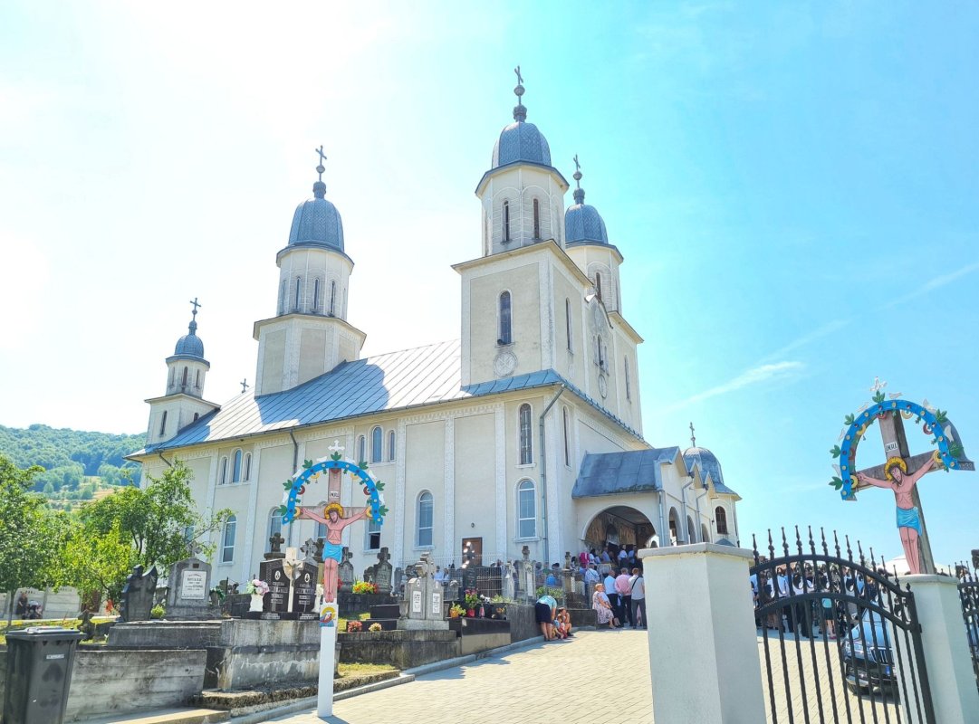 Resfințirea Bisericii „Nașterea Maicii Domnului” din Chiuiești 303299