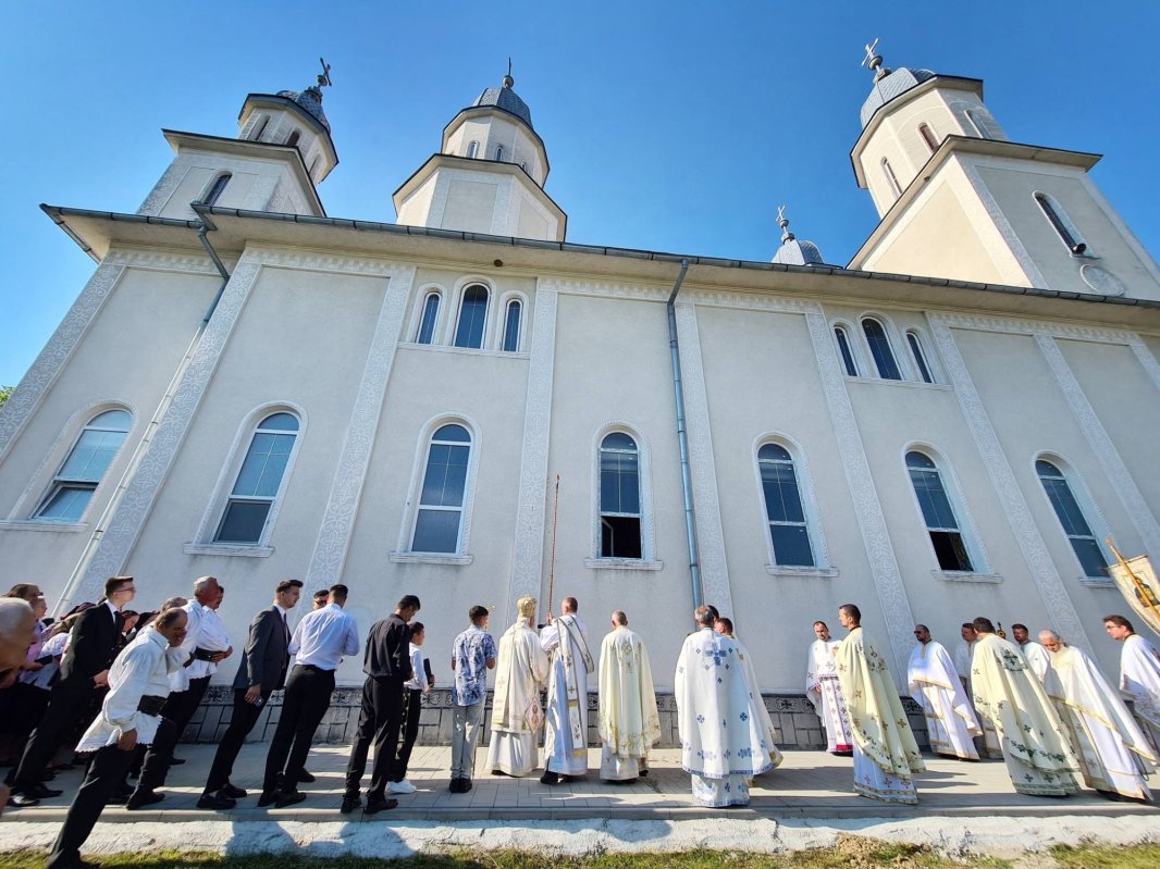 Resfințirea Bisericii „Nașterea Maicii Domnului” din Chiuiești 303301