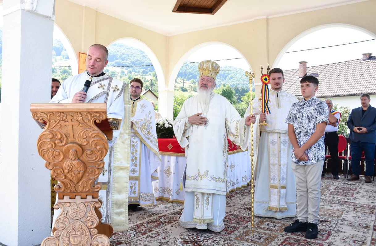 Resfințirea Bisericii „Nașterea Maicii Domnului” din Chiuiești 303302