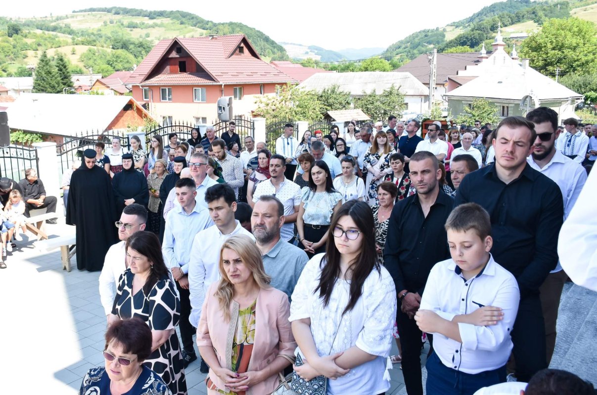 Resfințirea Bisericii „Nașterea Maicii Domnului” din Chiuiești 303303