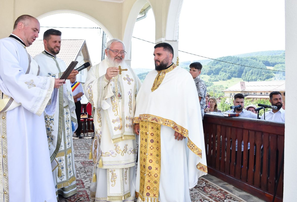 Resfințirea Bisericii „Nașterea Maicii Domnului” din Chiuiești 303304