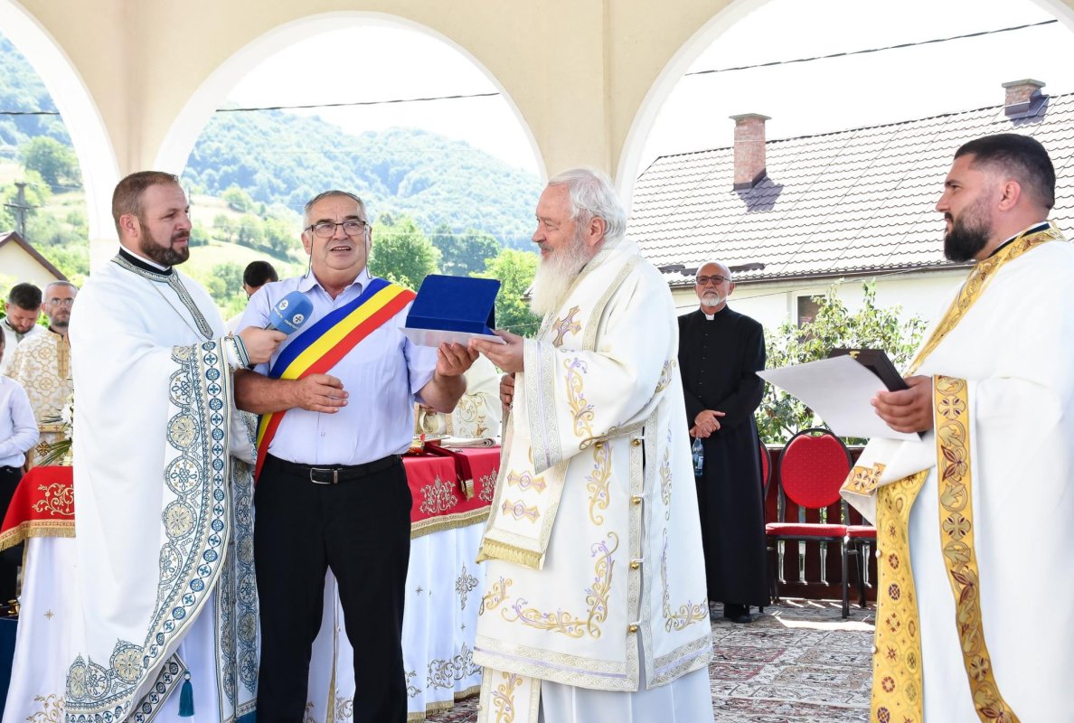 Resfințirea Bisericii „Nașterea Maicii Domnului” din Chiuiești 303305