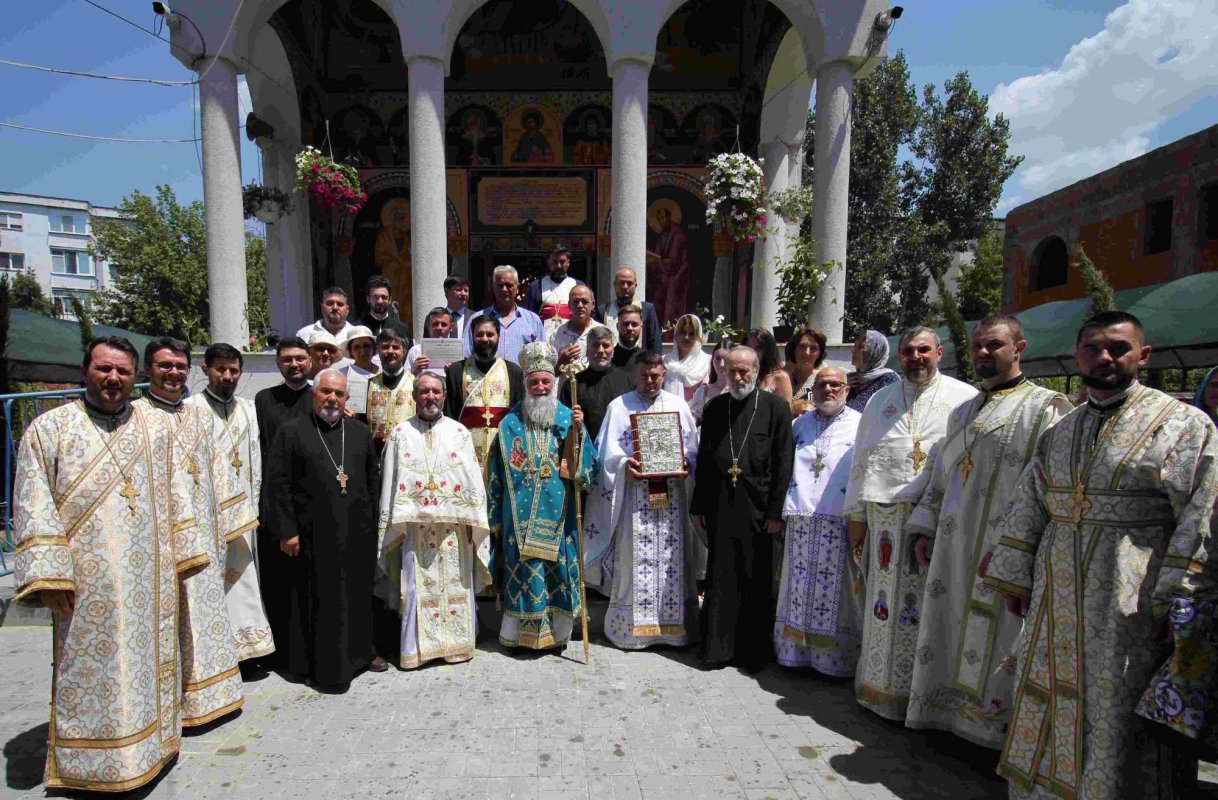 Sfințirea bisericii Parohiei „Nașterea Maicii Domnului”-Craiovița 303328