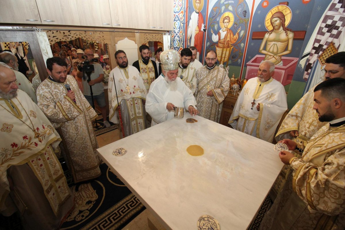 Sfințirea bisericii Parohiei „Nașterea Maicii Domnului”-Craiovița 303329