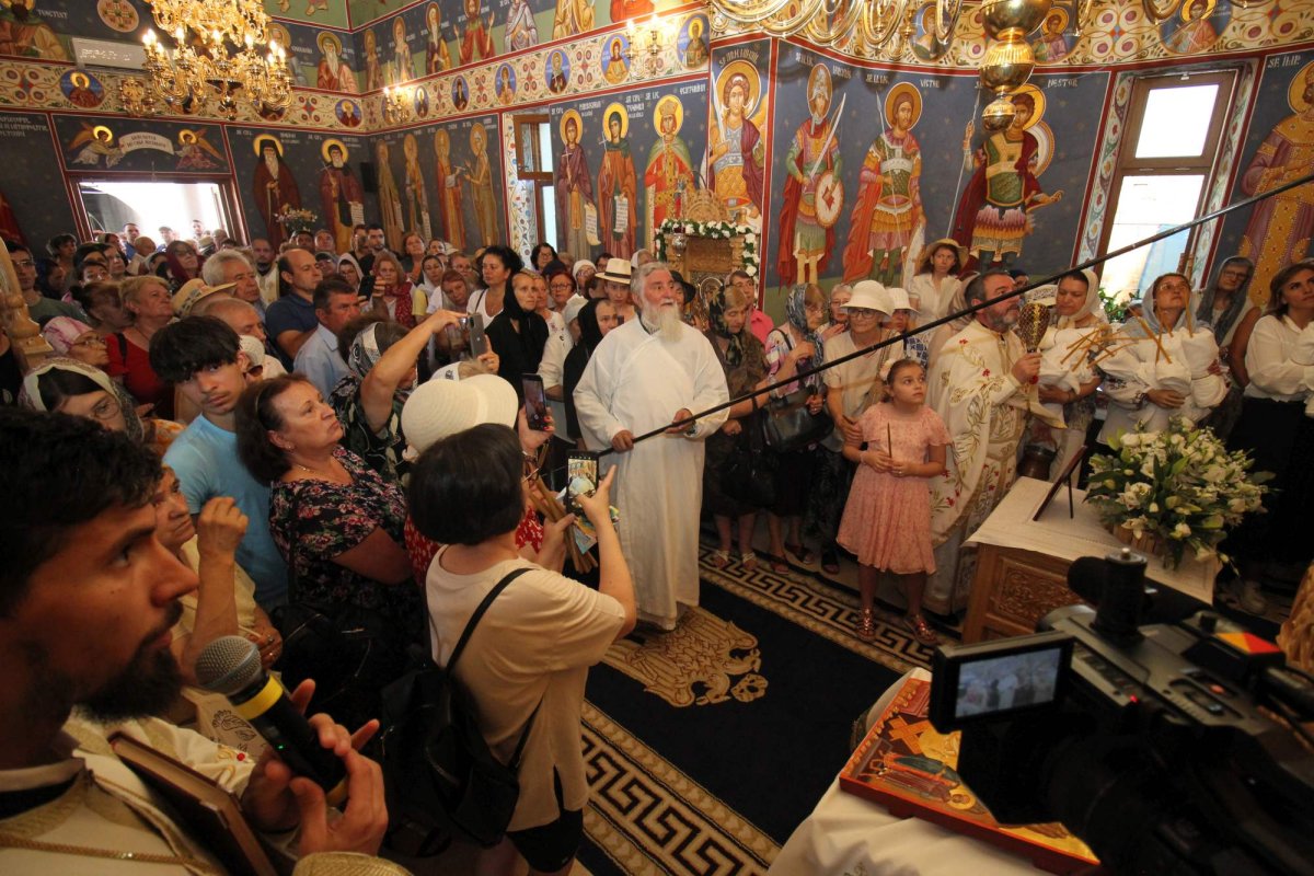 Sfințirea bisericii Parohiei „Nașterea Maicii Domnului”-Craiovița 303330