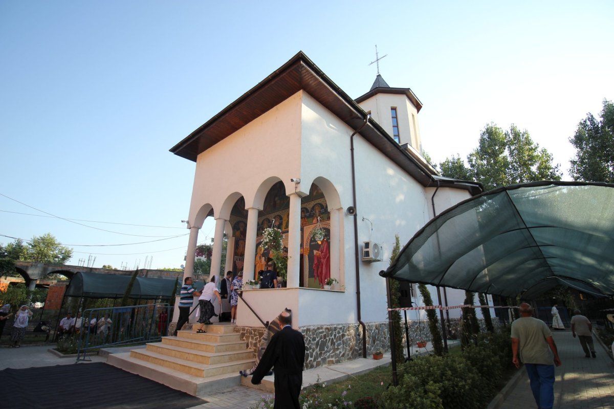 Sfințirea bisericii Parohiei „Nașterea Maicii Domnului”-Craiovița 303331