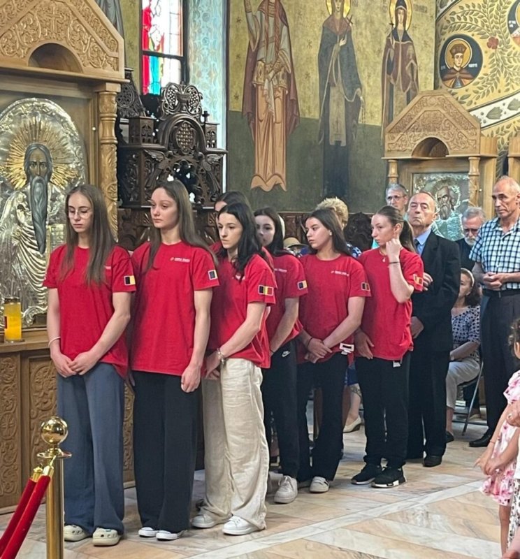 Sportivi din Lotul Olimpic de gimnastică la o biserică din Capitală 303335