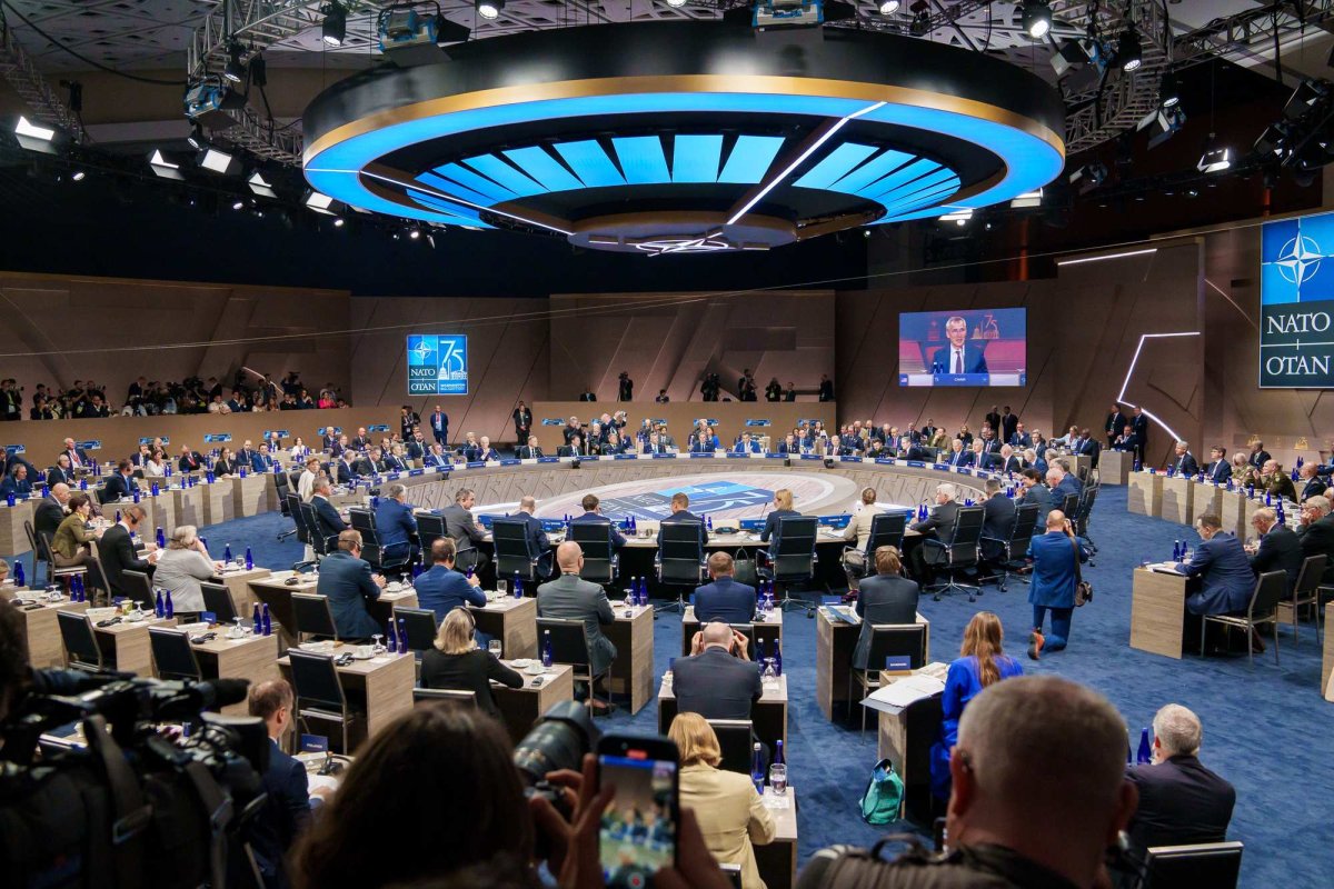 Statele NATO menţin deschisă comunicarea cu Moscova  303283