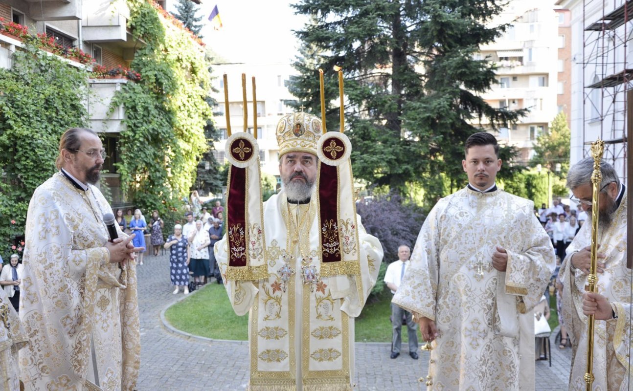 Slujiri ale ierarhilor hunedoreni în Duminica a 3-a după Rusalii 303378