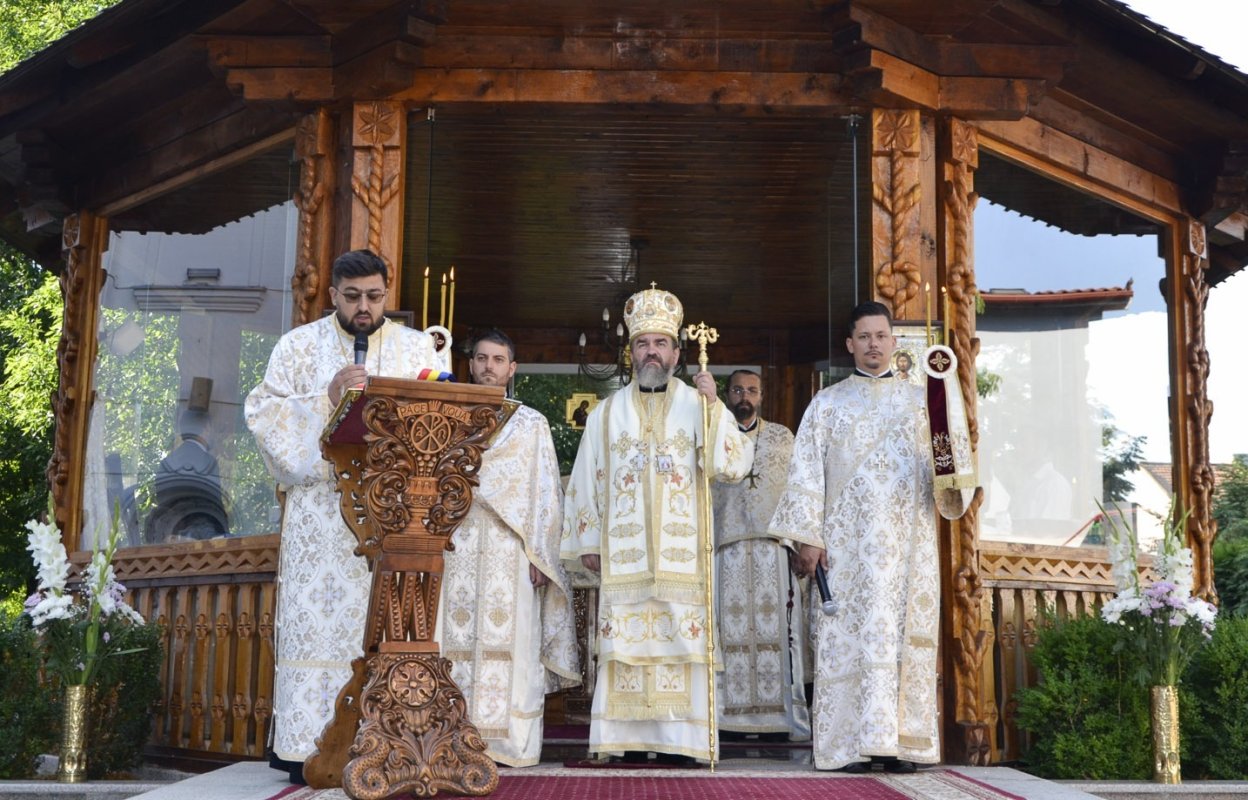 Slujiri ale ierarhilor hunedoreni în Duminica a 3-a după Rusalii 303379